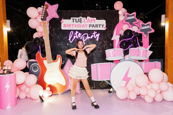 Con gái đầu lòng của Phạm Quỳnh Anh hiện tại có chiều cao nổi bật, thích nhảy.