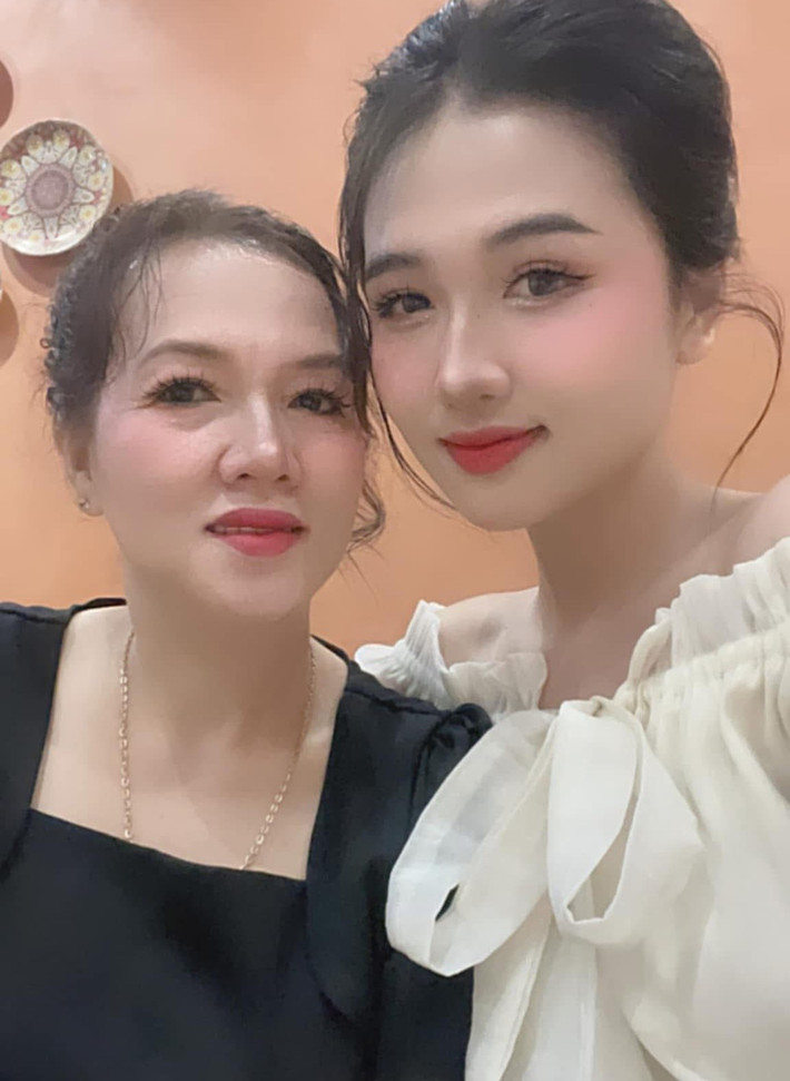 Thu Ngân - Á hậu 1 Miss Grand Vietnam 2025 cũng gửi lời cảm ơn đến mẹ ruột và bà Kim Dung dịp 20/10. “Thu Ngân xin được gửi lời chúc đặc biệt đến mẹ - người đã nuôi nấng, bảo bọc và luôn là điểm tựa cho con trong mọi chặng hành trình của cuộc đời”, nàng hậu viết. Ảnh: FB Thu Ngân.