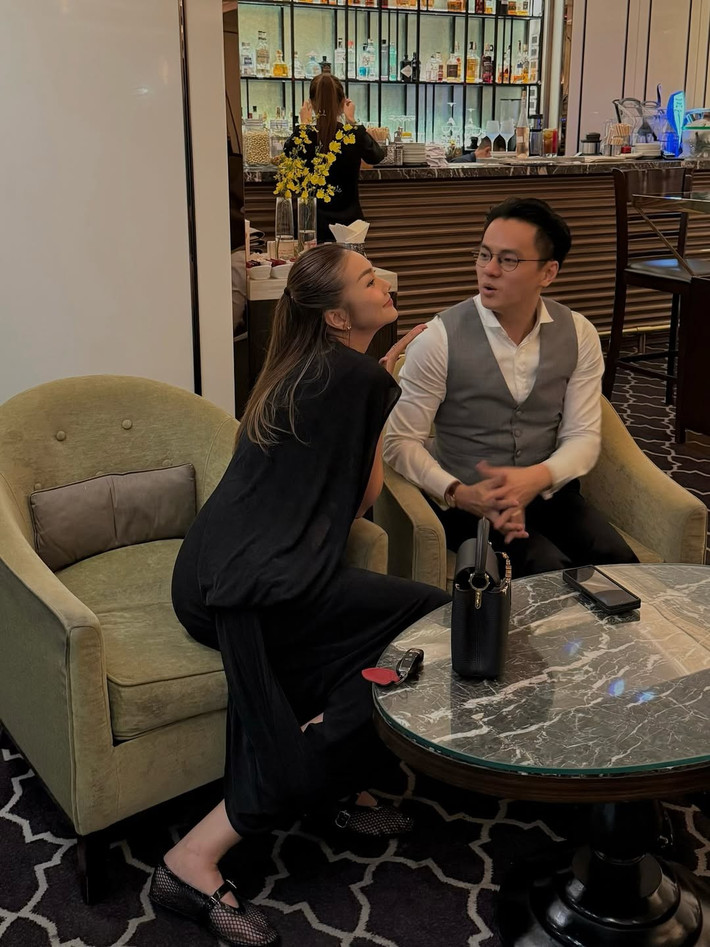 Nữ người mẫu hài hước chia sẻ về một đêm nhạc của chồng. "Đêm nhạc tuyệt vời với quá nhiều cảm xúc được phiêu lưu. Tâm trí được khai mở để rồi bay bổng đến cùng mọi không gian và hình ảnh. Nay nhạc trưởng chở khách Vip đi xem, rồi còn mời nhâm nhi tách trà trước khi coi opera nữa. Kiểu này nhạc trưởng thâm hụt cát-sê rồi", Thanh Hằng viết trên trang cá nhân.