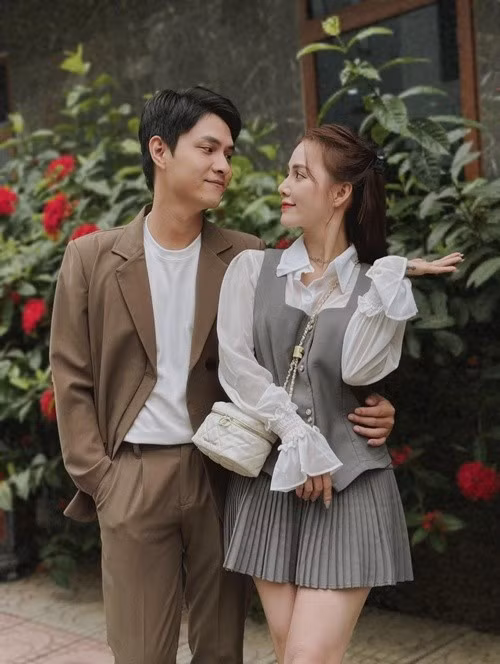 Theo Dân Việt, trong Cuộc chiến không giới tuyến, Tô Dũng vào vai bộ đội biên phòng tên Hưng. Công tác xa nhà, Hưng thường xuyên gọi điện về nhà cho vợ (Minh Thu đóng). Ảnh: Dân Việt.