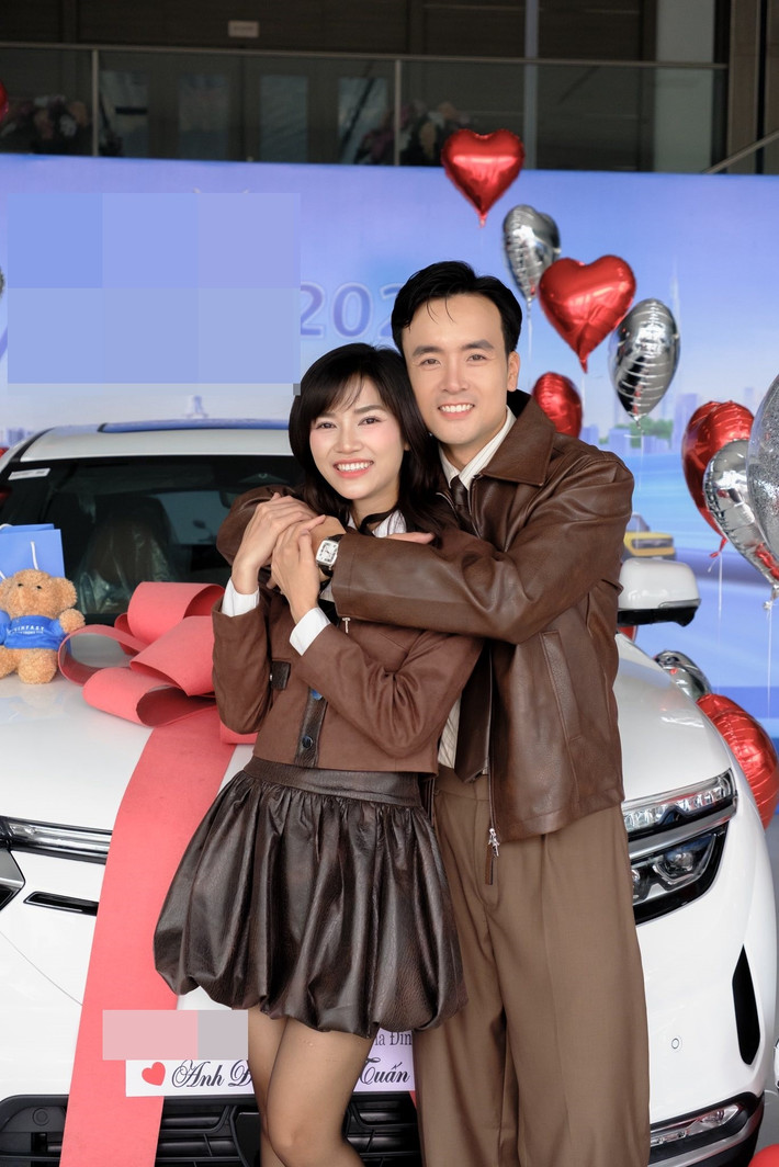 Vợ chồng Anh Tuấn tậu xe hơi mới nhân dịp 1 năm về chung một nhà. Ảnh: FB Anh Đào.