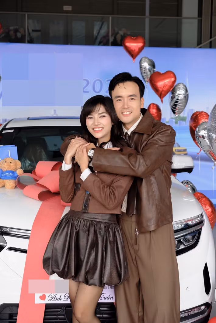 Vợ chồng Anh Tuấn tậu xe hơi mới nhân dịp 1 năm về chung một nhà. Ảnh: FB Anh Đào.