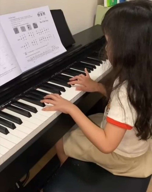 Vợ chồng Trường Giang còn cho con gái học đàn. Ảnh: Thương Trường.