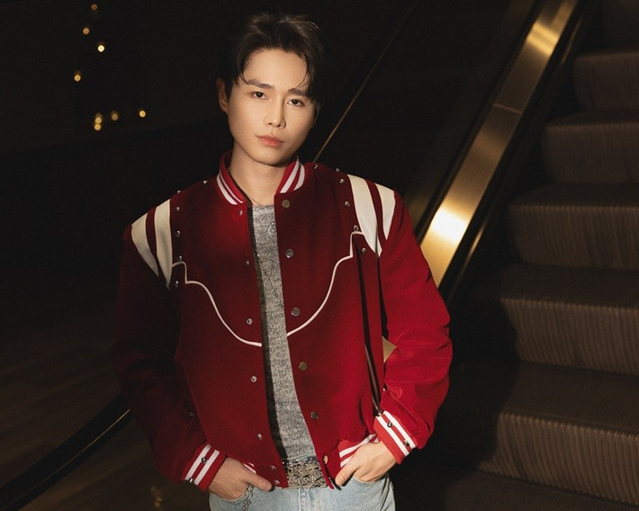 Tăng Duy Tân được biết đến là ca sĩ – nhạc sĩ sở hữu phong cách âm nhạc hiện đại, bắt tai. Anh có nhiều bản hit như: Ngây thơ, Bên trên tầng lầu, Cắt đôi nỗi sầu, Tái sinh, Bật tình yêu lên. Ảnh: FB Tăng Duy Tân.