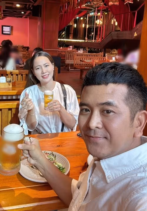 Hiếm khi trải lòng về hôn nhân trên truyền thông, vợ chồng Hùng Thuận thường xuyên đăng tải hình ảnh bên nhau trên trang cá nhân. Ảnh: FB Hùng Thuận.