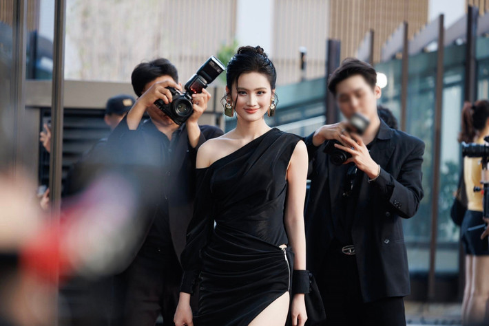 Cụ thể, Ý Nhi làm công việc bán hàng cho một thương hiệu cao cấp. Cô dậy từ 4-5h sáng, tự nấu cơm mang theo đi làm để ăn trưa, tối về lại hâm nóng thức ăn để tiếp tục dùng.