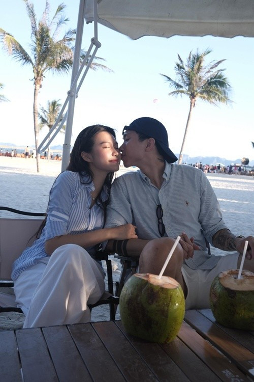 Sau khi kết hôn, cả hai thỉnh thoảng chia sẻ những khoảnh khắc đời thường như đi ăn, du lịch hay sum họp bên người thân.