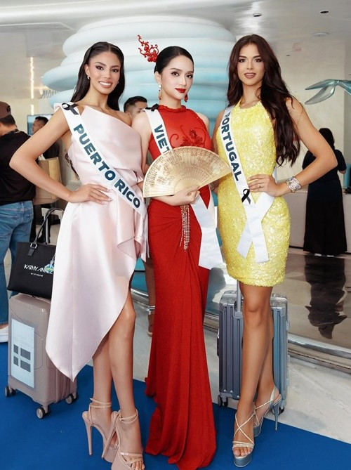 Đại diện Việt Nam sử dụng phụ kiện trâm cài tóc đỏ và quạt màu vàng đồng. Ảnh: Galaxy Queen.