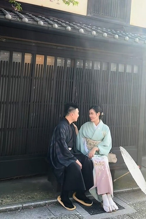 Sau hôn lễ, mọi động thái của Đỗ Thị Hà đều nhận được sự quan tâm của công chúng, đặc biệt là cuộc sống đời thường của cô bên chồng doanh nhân Nguyễn Viết Vương. Ảnh: Vietnamnet.