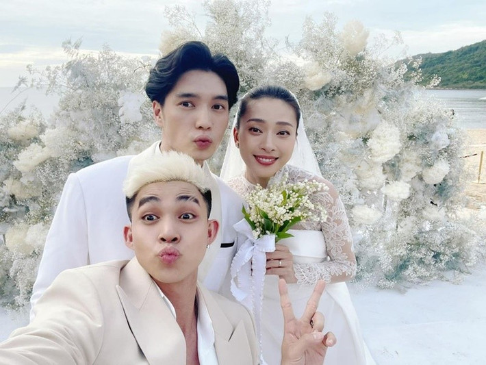 Năm 2022, Ngô Thanh Vân lên xe hoa với Huy Trần. Jun Phạm cho biết: "Lúc mà Jun Phạm giật bông cưới cho chị Ngô Thanh Vân thì chị ấy chưa có bồ, giật xong thì chị ấy có bồ. Bây giờ đến Jun Phạm giật bông cưới, Jun Phạm không cho ai cả thì mong muốn mình có bồ, có bồ trước đi rồi tính". Ảnh: FB Jun Phạm.