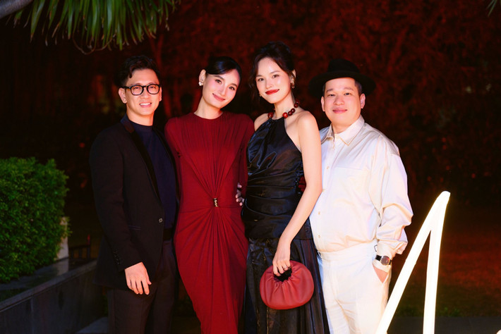 Lê Thúy - Đỗ An chụp ảnh kỷ niệm cùng vợ chồng Tuyết Lan. Lê Thúy và Tuyết Lan là đôi bạn thân trong 15 năm qua, đều khởi nghiệp là người mẫu.