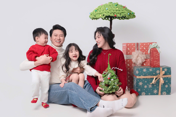 Dù hướng nội, nhát máy quay, Thảo Hân chủ động ngỏ ý tham gia phim Trăng điên của Quách Ngọc Tuyên khiến anh và cả ê-kíp bất ngờ. "Vợ tham gia phim vì muốn mang đến may mắn cho tôi. Vợ chồng tôi luôn nghĩ rằng, chúng tôi đem tới may mắn cho nhau. Bà xã góp mặt cũng tạo động lực tinh thần, giúp tôi vững vàng hoàn thành dự án”, Quách Ngọc Tuyên kể.