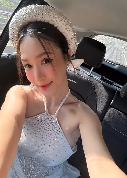 Nữ ca sĩ còn bật mí về một bài hát pop rock. "Khi Tràm hát pop rock, khán giả vỗ tay to hơn hát ballad. Bởi vậy, có thể Tràm sẽ ra mắt một bài pop rock để tăng tương tác với khán giả", Hương Tràm chia sẻ.