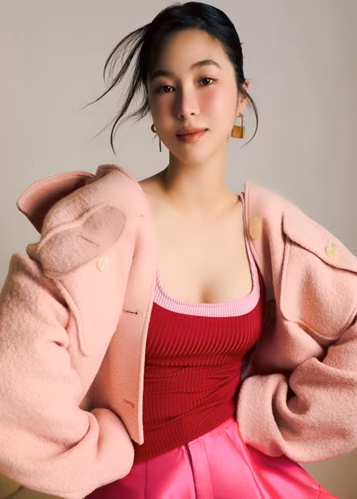 Gần đây, Hương Tràm khoe cô được mọi người khen hát bè hay hơn mỗi ngày.