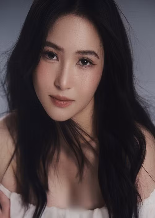 Hương Tràm du học Mỹ vào năm 2019. Đến năm 2024, nữ ca sĩ về hẳn Việt Nam sinh sống, làm việc.