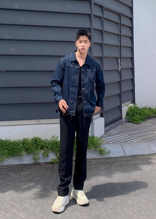 Gia Huy sở hữu gương mặt điển trai, vóc dáng săn chắc. Ảnh: FB Gia Huy.