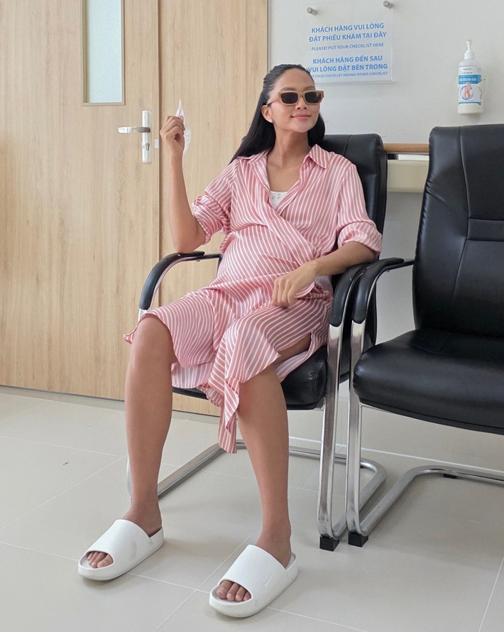 H'hen Niê chia sẻ, chỉ còn một chặng ngắn nữa là đến ngày gặp con. "Con đã đạt cân nặng 3,1kg, mẹ tăng gần 10kg", nàng hậu tiết lộ.