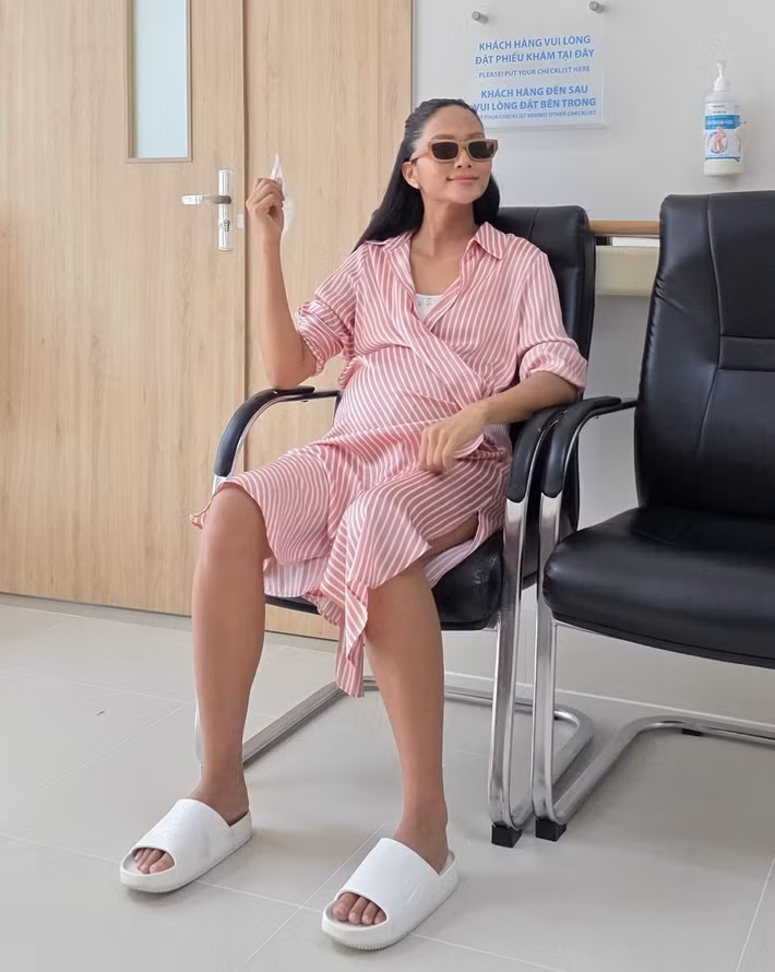 H'hen Niê chia sẻ, chỉ còn một chặng ngắn nữa là đến ngày gặp con. "Con đã đạt cân nặng 3,1kg, mẹ tăng gần 10kg", nàng hậu tiết lộ.