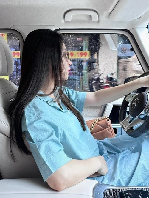 Mỹ nhân sinh năm 1989 ở biệt thự, sử dụng xe sang. Ảnh: Saostar.