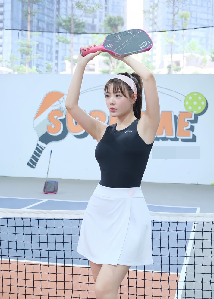 Diễn viên Thanh Hương vừa tham gia vào bộ môn thể thao pickleball. Trong một buổi tập luyện, cô diện áo bra kết hợp chân váy ngắn. Ảnh: FB Thanh Hương.