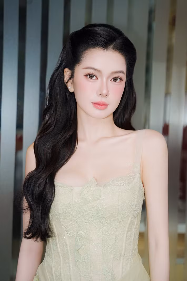 Yên Đan sở hữu gương mặt thanh tú với đôi mắt to, sống mũi cao và làn da trắng sáng. Ảnh: FB Yên Đan.