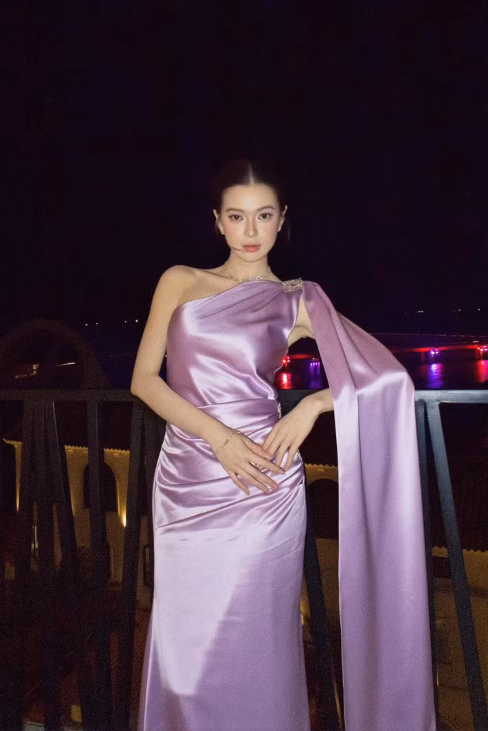 Yên Đan theo đuổi phong cách thanh lịch với các thiết kế váy ôm dáng, tôn vóc dáng mảnh mai. Người đẹp ưu tiên những gam màu nhẹ như trắng kem, tím nhạt để tạo cảm giác nữ tính và sang trọng. Ảnh: FB Yên Đan.