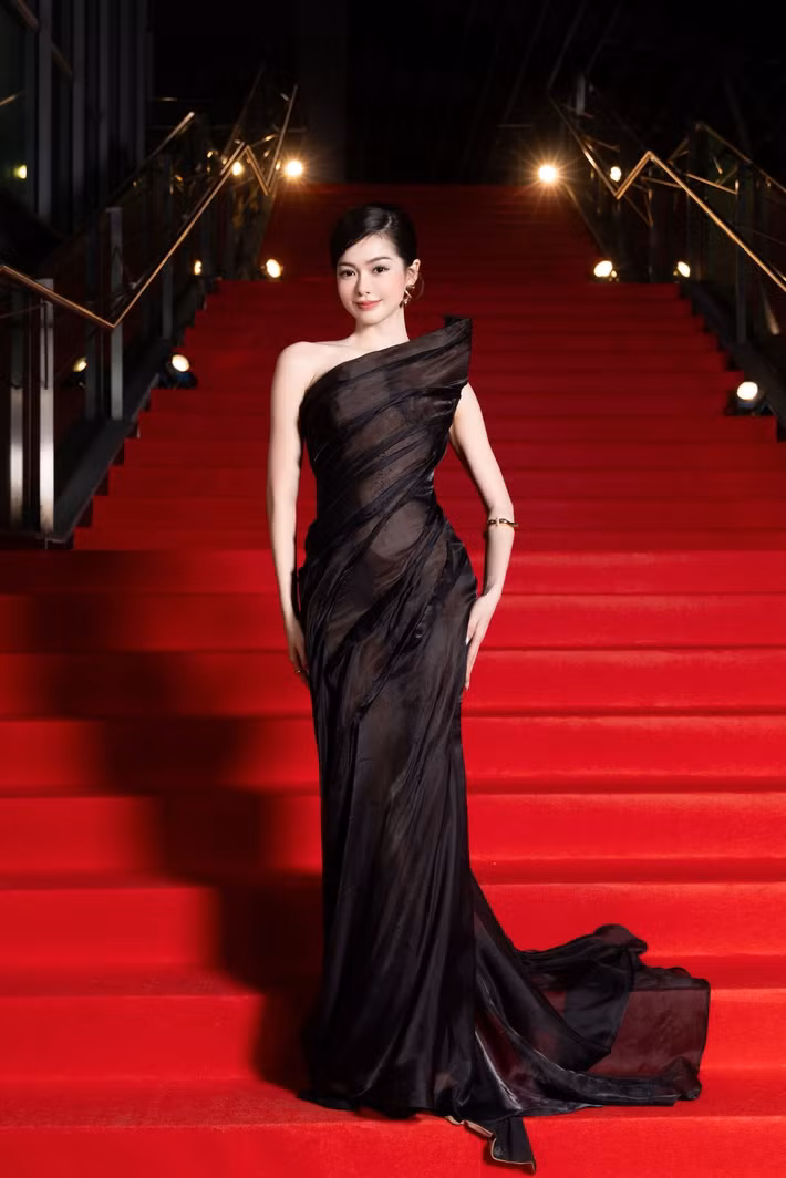 Người đẹp lựa chọn kiểu trang điểm nhẹ nhàng tông hồng nhạt, giúp tổng thể thêm trong trẻo và nữ tính. Ảnh: FB Yên Đan.