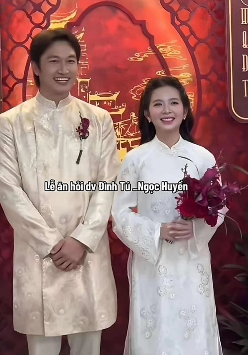 Lễ vu quy của Đình Tú và Ngọc Huyền diễn ra tại nhà riêng ở Bắc Ninh vào ngày 30/10. Cặp đôi diện áo dài, thực hiện các nghi lễ truyền thống. Ảnh: Saostar.