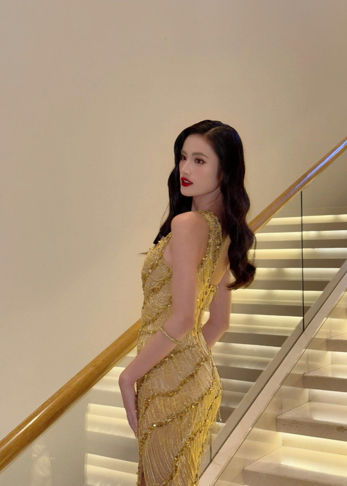 Ý Nhi cổ vũ nhiệt tình cho các thí sinh tham gia vòng cuối cùng của phần thi Tài năng. Ảnh: FB Ý Nhi.