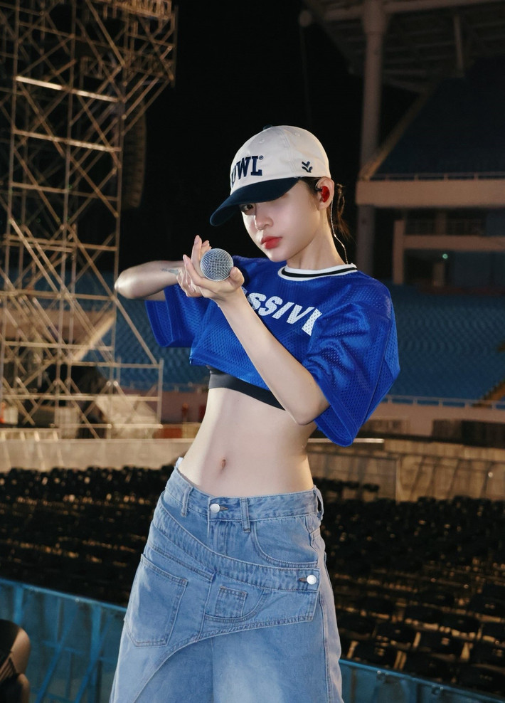 LyLy có thu nhập ổn định khi vừa ca hát vừa sáng tác. Ảnh: FB LyLy.