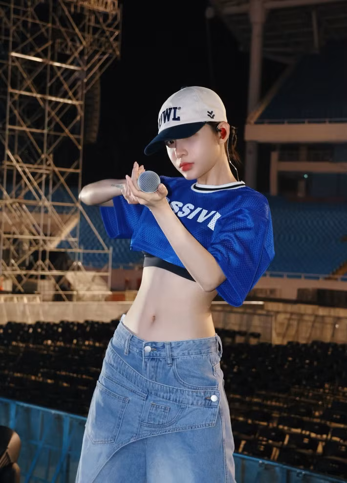 LyLy có thu nhập ổn định khi vừa ca hát vừa sáng tác. Ảnh: FB LyLy.