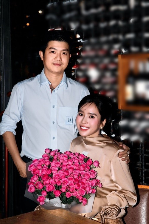 Doanh nhân Bửu Lộc tặng hoa hồng cho Bella Mai dịp sinh nhật. Ảnh: FB Bella Mai.