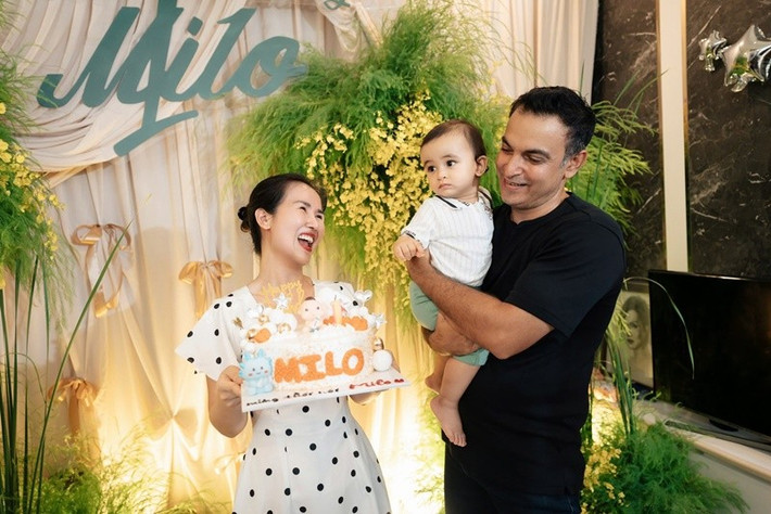 Ngoài chia sẻ hình ảnh tiệc sinh nhật, nữ ca sĩ còn tâm sự về con trai. Võ Hạ Trâm cho biết, từ ngày bé Milo đến, gia đình nhỏ của cô đã tròn đầy hạnh phúc.