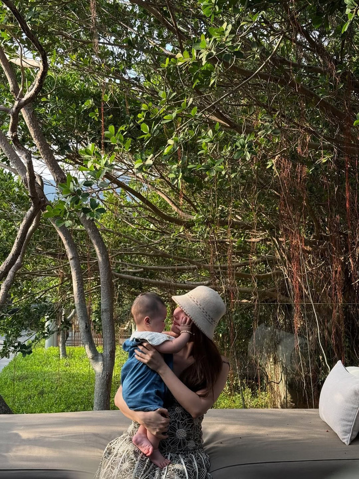 Diễm My tận hưởng khoảng thời gian bình yên bên chồng con trong một chuyến nghỉ dưỡng mới đây. Ảnh: Instagram Diễm My.