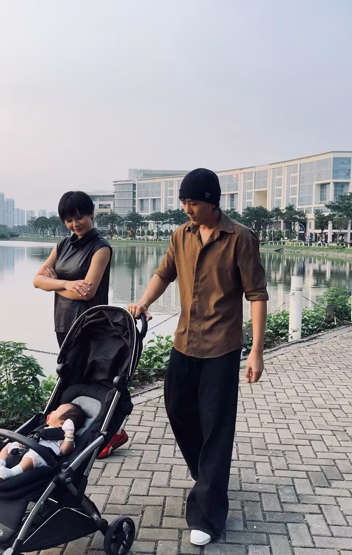 Quang Sơn thường xuyên đăng tải hình ảnh làm ông bố bỉm sữa. Ảnh: FB Quang Sơn.