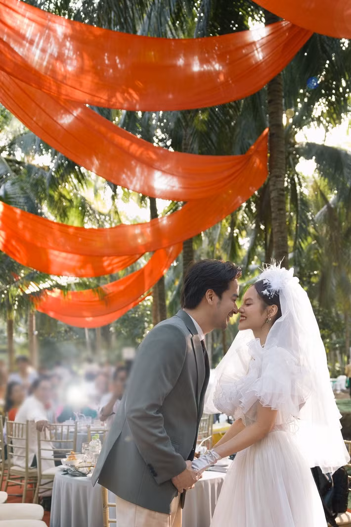 Đoàn Minh Tài viết trên trang cá nhân: "Con thuyền nhỏ trôi giữa miền ký ức, anh chở em đi qua một đời bình yên. Từ hôm nay, mọi ngả nước đều là chung một hướng". Ảnh: FB Đoàn Minh Tài.