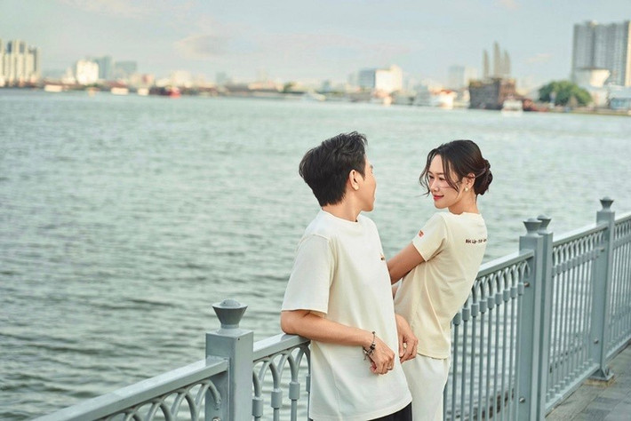 Anh Phạm chia sẻ trên Tiền Phong, vợ chồng cô có sự thấu hiểu và chia sẻ mọi vấn đề từ cuộc sống tới công việc. Ảnh: FB Anh Đức.