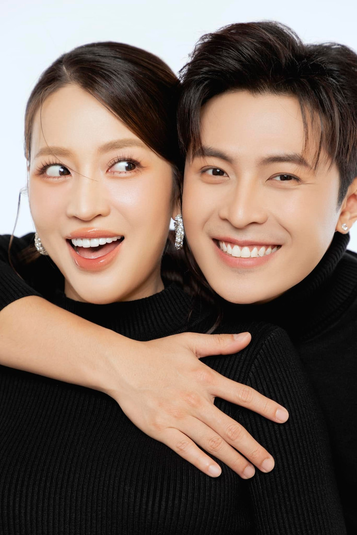 “Puka cũng hỗ trợ Gin rất nhiều trong việc suy nghĩ cách thể hiện, rồi "quăng miếng" sao cho thú vị. Vợ thực sự là một fangirl cuồng nhiệt nhất của Gin tại chương trình Anh trai say hi 2024”, Gin Tuấn Kiệt cho hay. Ảnh: FB Gin Tuấn Kiệt.