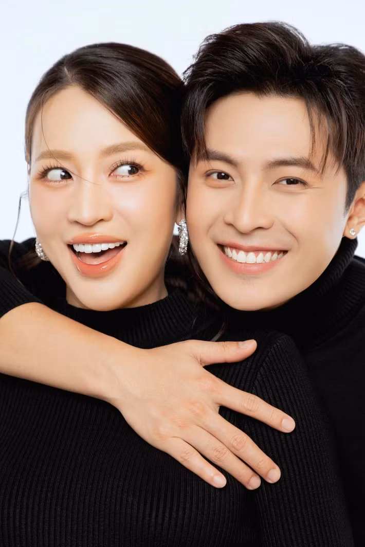 “Puka cũng hỗ trợ Gin rất nhiều trong việc suy nghĩ cách thể hiện, rồi "quăng miếng" sao cho thú vị. Vợ thực sự là một fangirl cuồng nhiệt nhất của Gin tại chương trình Anh trai say hi 2024”, Gin Tuấn Kiệt cho hay. Ảnh: FB Gin Tuấn Kiệt.