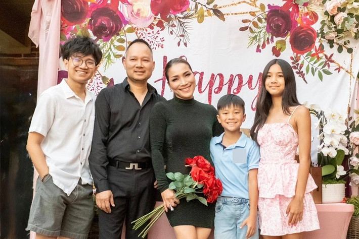 "Anh là người yêu thương con cái bằng cả trái tim, là người chồng sẵn sàng gánh vác mọi lo toan, là bờ vai vững chắc mà em luôn tựa vào mỗi khi mỏi mệt. Em biết mình không phải là người vợ hoàn hảo, nhưng em luôn cảm thấy may mắn vì có một người chồng như anh đủ bao dung để thấu hiểu, đủ kiên nhẫn để đi cùng em qua mọi thăng trầm", Hồng Ngọc trải lòng. Ảnh: FB Hồng Ngọc.