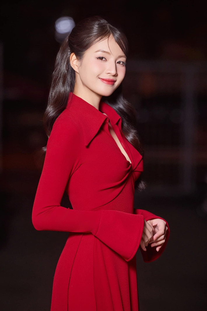 Bích Ngọc sở hữu vẻ đẹp nhẹ nhàng, trong trẻo, gợi cảm.