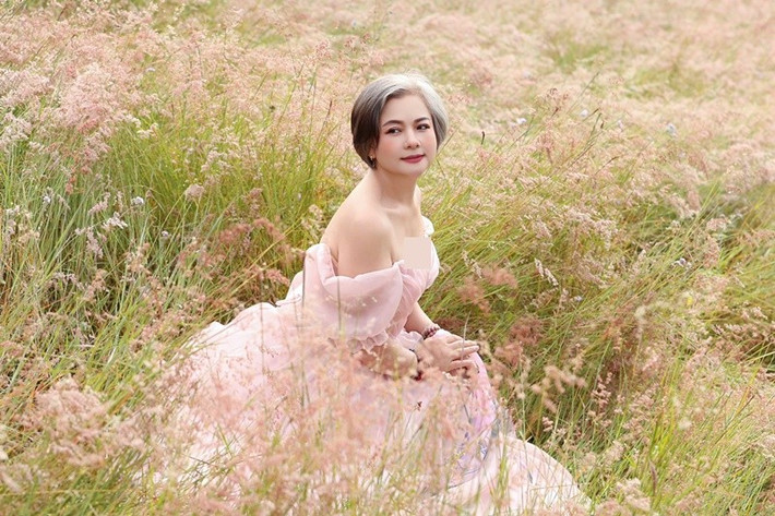 “Dưới ánh nắng dịu nhẹ, gió đủ lay động những bông cỏ mơn man. Ta chỉ việc thả hồn theo gió trước bức tranh tuyệt đẹp như thế này. Xa xa là ngọn núi nhấp nhô và những bóng cây xanh thẫm, dưới chân là ruộng đồng một màu tự nhiên”, Thu Quế viết trên trang cá nhân.