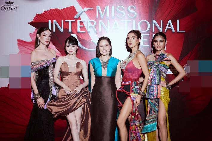Hương Giang (thứ hai bên trái) đang ở Thái Lan tham gia các sự kiện của cuộc thi Miss International Queen - Hoa hậu Chuyển giới Quốc tế 2025. Ảnh: Miss International Queen.