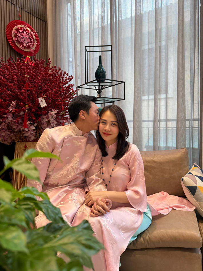 Vợ chồng Đàm Thu Trang tình tứ đón Tết Nguyên đán 2025 tại biệt thự riêng. Ảnh: FB Đàm Thu Trang.