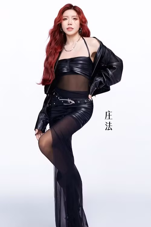 Nội dung “Moonlight” xoay quanh hình ảnh người phụ nữ tự tin, hiểu giá trị bản thân, chấp nhận vẻ đẹp của mình – dù tròn đầy hay khuyết thiếu – như ánh trăng, luôn có cách tỏa sáng trong màn đêm. Ảnh: FB Trang Pháp.