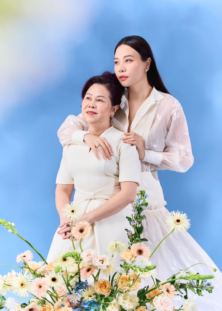 Đàm Thu Trang vừa bày tỏ tình cảm dành cho mẹ ruột. “Yêu bà ngoại, chúc bà ngoại sinh nhật vui vẻ, cả nhà yêu bà ngoại nhiều”. Ảnh: FB Đàm Thu Trang.