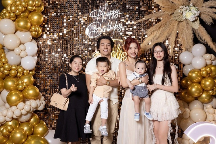 Về việc sống chung với vợ chồng con trai, bà Mai cho biết: "Ở với hai con đôi khi cũng có áp lực, cứ coi như mới lập nghiệp vào một môi trường mới thì mình phải thích nghi, không thích nghi nổi nữa thì thôi việc. Nhưng mà tôi dai sức lắm". Ảnh: FB Phương Trinh Jolie.