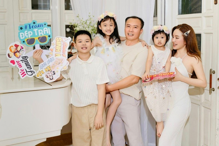 “Người đàn ông ấy hôm nay đi họp về đã rất bất ngờ và hạnh phúc. Cảm ơn các con ngoan đã cùng mami tạo nên một ngày đặc biệt cho ba - big boss không phải chỉ riêng trong công việc mà là của đại gia đình ta nữa. Người mà đến quần áo đẹp mami có mua cũng không muốn mặc, và niềm hạnh phúc của chàng đến từ bữa ăn giấc ngủ của người thân, nhân viên”, Vy Oanh chia sẻ. Ảnh: FB Vy Oanh.