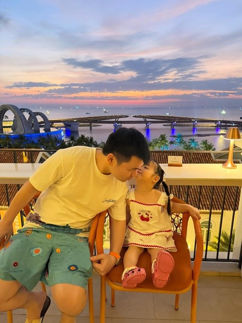 Con gái Đỗ Mỹ Linh sở hữu gương mặt bầu bĩnh, làn da trắng hồng và biểu cảm đáng yêu, nhận được sự quan tâm của nhiều khán giả khi được bố mẹ cho lộ diện vào năm 2024. Ảnh: FB Đỗ Vinh Quang.