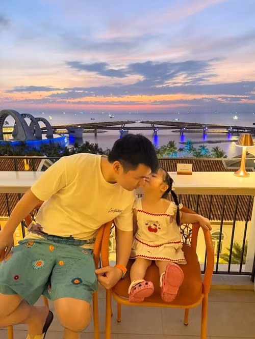 Con gái Đỗ Mỹ Linh sở hữu gương mặt bầu bĩnh, làn da trắng hồng và biểu cảm đáng yêu, nhận được sự quan tâm của nhiều khán giả khi được bố mẹ cho lộ diện vào năm 2024. Ảnh: FB Đỗ Vinh Quang.